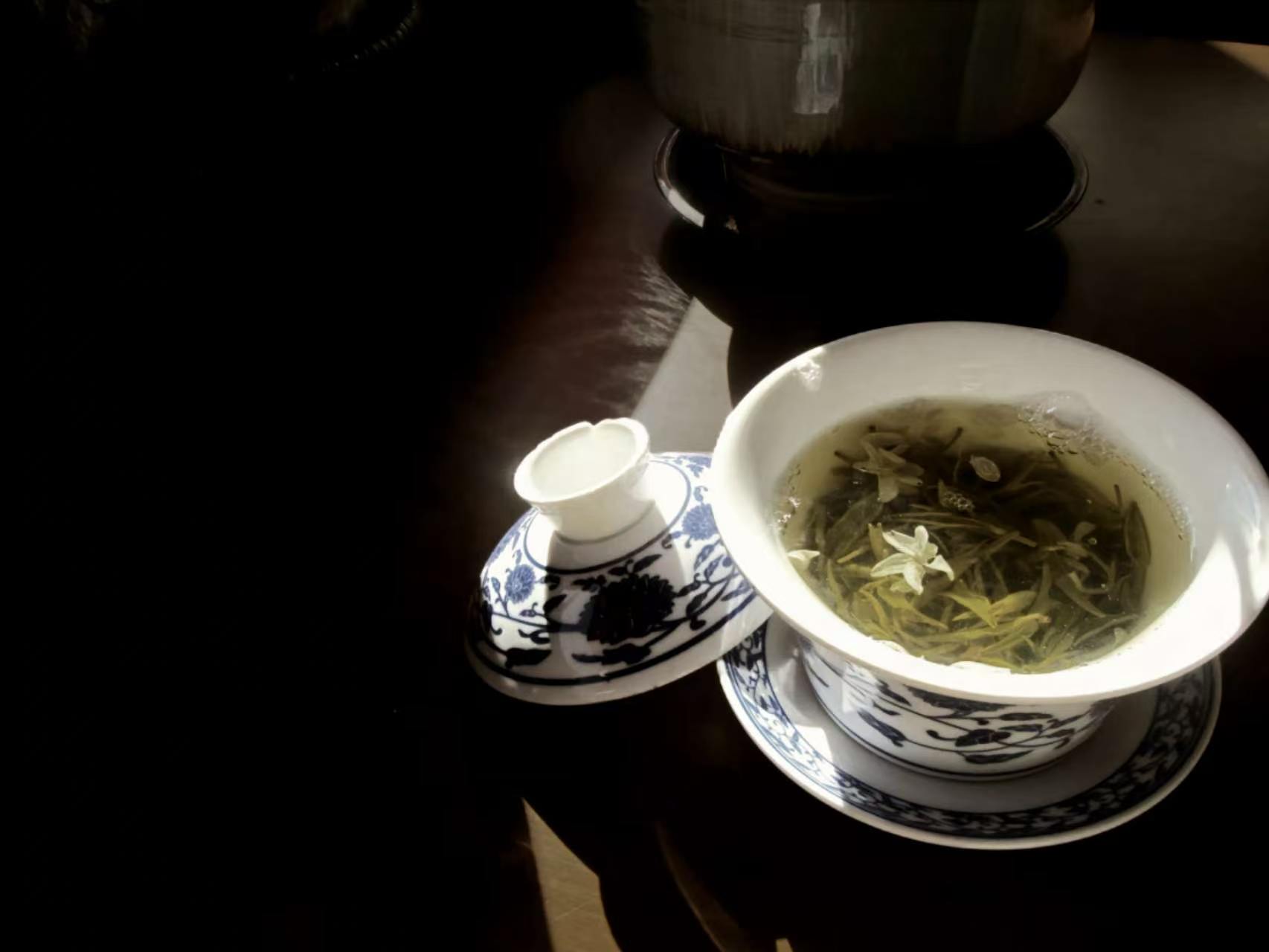 白瓷盖碗与清透茶汤